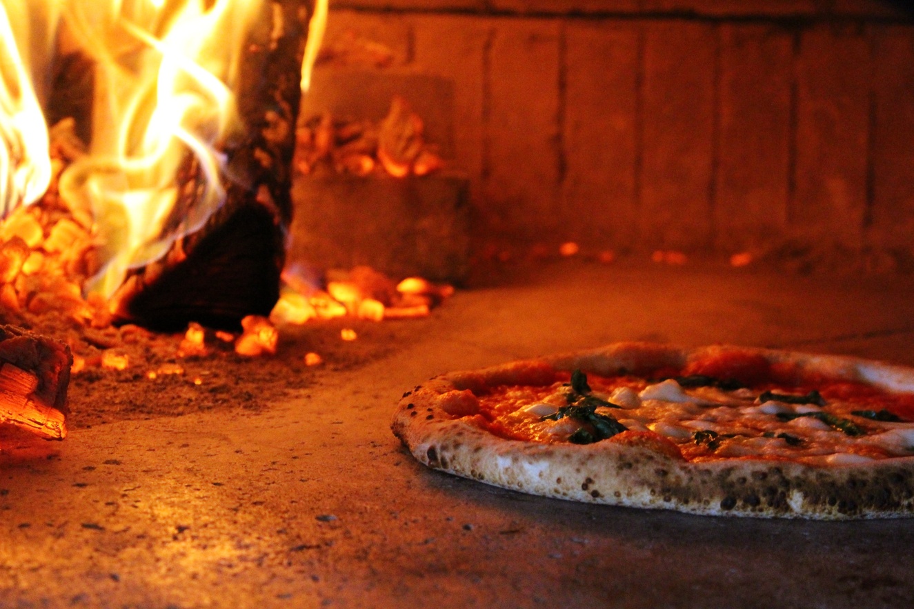 石窯焼きの自家製本格ピザ