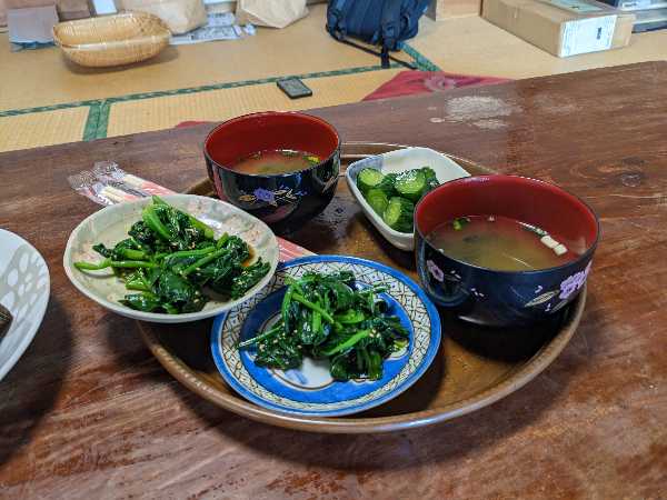 お味噌汁に漬物に胡麻醤油あえ