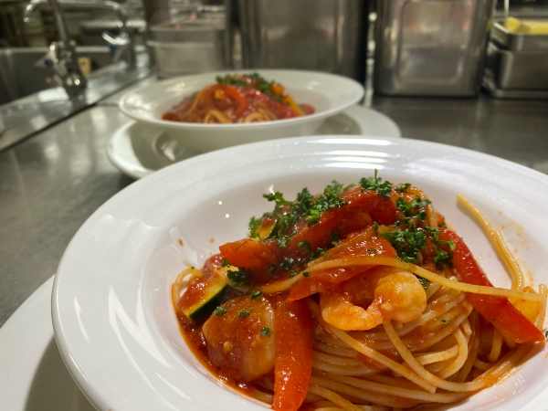 リストランテ スペーゼ 小海老とカラフル野菜のトマトソースオレガノ風味
